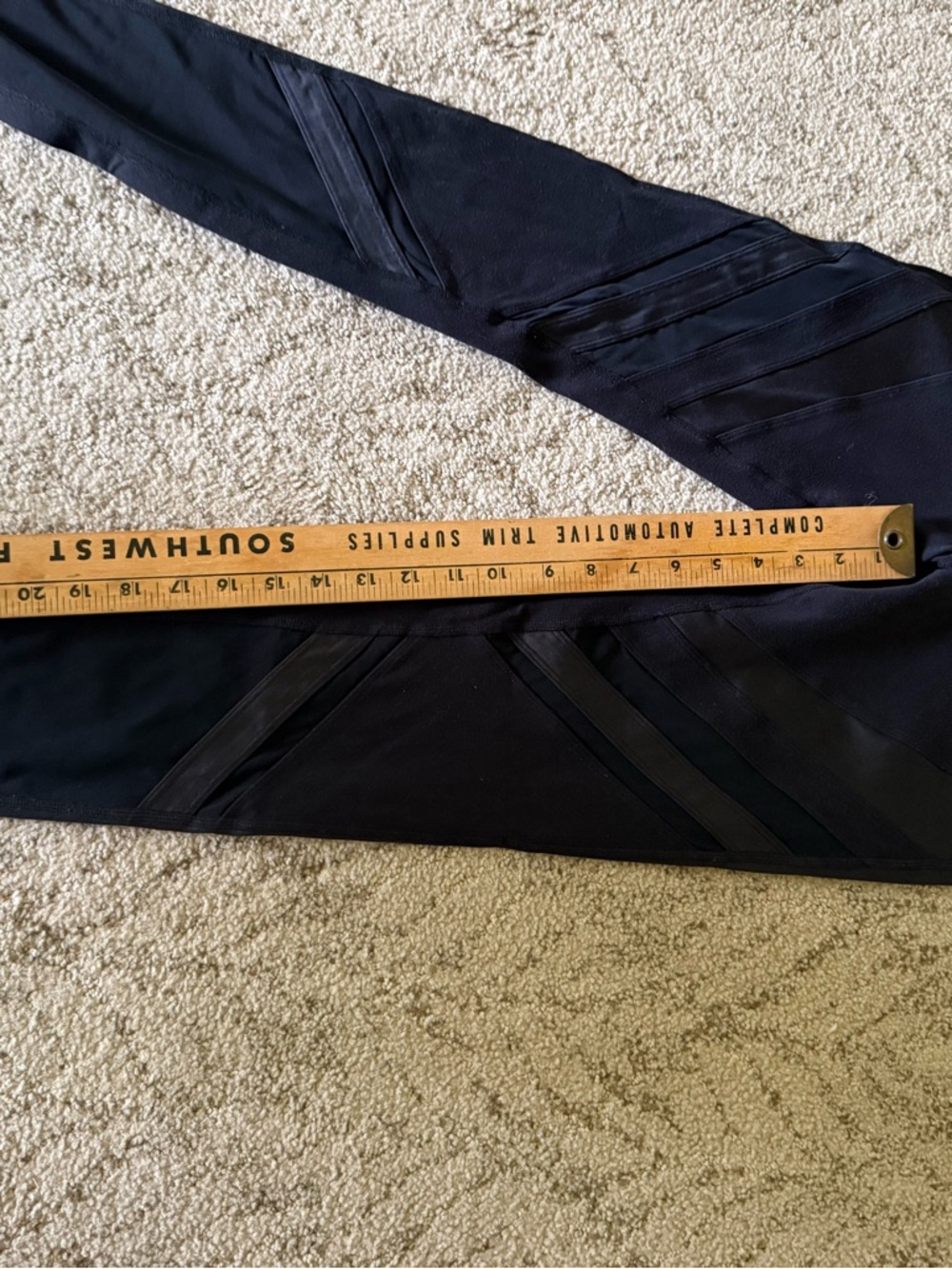 ALO Black Athletic leggings with beautiful detailing - Picture 8 of 9